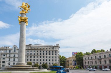Tiflis, Gürcistan - 06 Eylül 2019: Özgürlük Meydanı veya Özgürlük Anıtı ile Özgürlük Meydanı, Aziz George Heykeli.