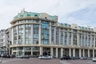 Tiflis, Gürcistan - 06 Eylül 2019: Tiflis şehir merkezindeki modernist Avlu Marriott binası. Başkent.