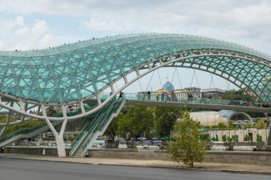 Tiflis, Gürcistan - 06 Eylül 2019: Barış Köprüsü, yaya köprüsü, Kura Nehri üzerinde çelik ve cam yapı.