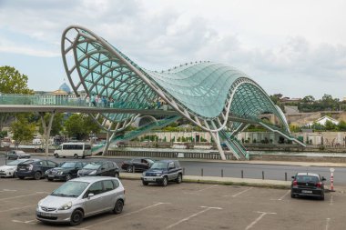Tiflis, Gürcistan - 06 Eylül 2019: Barış Köprüsü, yaya köprüsü, Kura Nehri üzerinde çelik ve cam yapı.