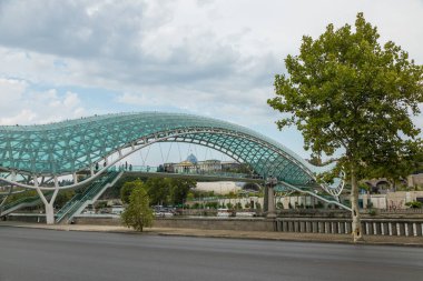 Tiflis, Gürcistan - 06 Eylül 2019: Barış Köprüsü, yaya köprüsü, Kura Nehri üzerinde çelik ve cam yapı.