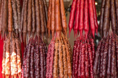 Kilise kilisesi. Geleneksel Gürcistan sosis şeklinde üzümlü şeker, fındık ve un. Doğu tatlıları, sokak yemekleri. Tiflis, Georgia.