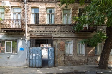 Gürcistan, Tiflis - 06 Eylül 2019: Eski Tiflis Kasabası 'nda geleneksel mimari. Kapılar eski apartman dairelerine. Başkent.