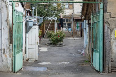 Gürcistan, Tiflis - 06 Eylül 2019: Eski Tiflis Kasabası 'nda geleneksel mimari. Kapılar eski apartman dairelerine. Başkent.