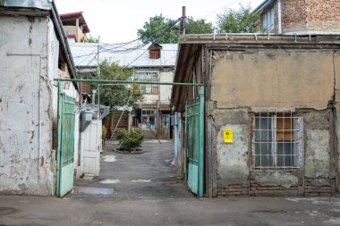 Gürcistan, Tiflis - 06 Eylül 2019: Eski Tiflis Kasabası 'nda geleneksel mimari. Kapılar eski apartman dairelerine. Başkent.