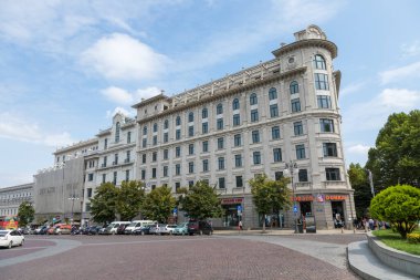 Tiflis, Gürcistan - 06 Eylül 2019: Liberty Meydanı 'ndaki modern cephe. Başkentin merkezi..