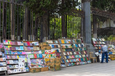 Tiflis, Gürcistan 06 Eylül 2019: Tiflis sokaklarında kitap satmak. İkinci el kitap ticareti..