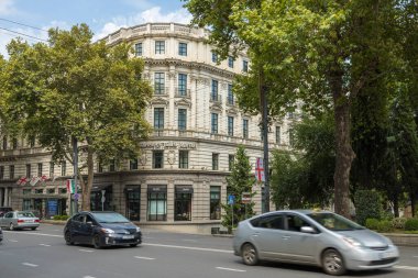 Tiflis, Georgia - 06 Eylül 2019: Tiflis şehir merkezindeki Hotel Courtyard Marriott binası. Başkent.