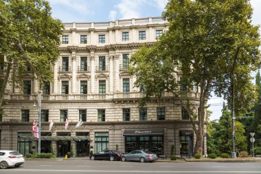 Tiflis, Georgia - 06 Eylül 2019: Tiflis şehir merkezindeki Hotel Courtyard Marriott binası. Başkent.