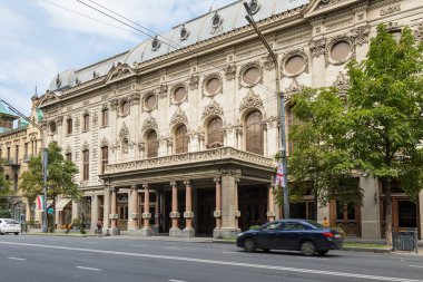 Tiflis, Gürcistan - 06 Eylül 2019: Tiflis 'teki Rustaveli Ulusal Tiyatrosu cephesi. Tiflis, Gürcistan 'ın Kura Nehri üzerindeki en büyük şehridir..