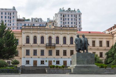 Tiflis, Gürcistan - 06 Eylül 2019: Rustaveli Bulvarı 'ndaki apartmanın zarif cephesi. Başkentin merkezi..