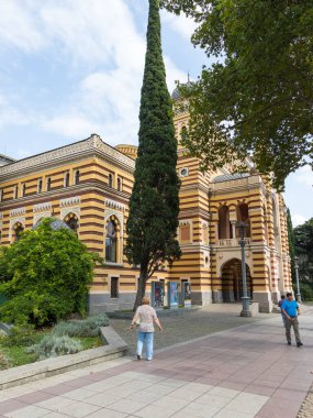 Tiflis, Gürcistan - 06 Eylül 2019: Tiflis İmparatorluk Tiyatrosu olarak bilinen Tiflis Opera ve Bale Tiyatrosu, Rustaveli Bulvarı 'nda yer almaktadır. Tiflis, Gürcistan.
