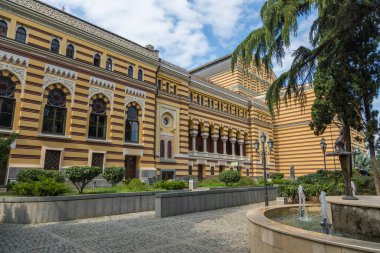 Tiflis, Gürcistan - 06 Eylül 2019: Tiflis İmparatorluk Tiyatrosu olarak bilinen Tiflis Opera ve Bale Tiyatrosu, Rustaveli Bulvarı 'nda yer almaktadır. Tiflis, Gürcistan.