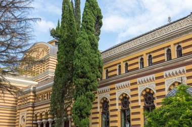 Tiflis, Gürcistan - 06 Eylül 2019: Tiflis İmparatorluk Tiyatrosu olarak bilinen Tiflis Opera ve Bale Tiyatrosu, Rustaveli Bulvarı 'nda yer almaktadır. Tiflis, Gürcistan.