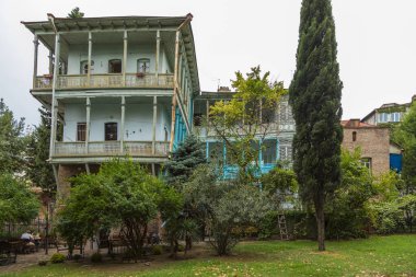 Gürcistan, Tiflis - 06 Eylül 2019: Tiflis 'in Eski Kentinde geleneksel evler. Dekoratif balkonlar. Başkent.