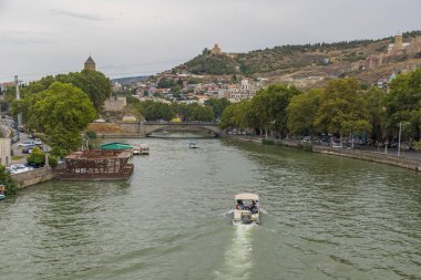 Gürcistan, Tiflis - 06 Eylül 2019: Gürcistan 'ın Eski Kenti' ndeki Kura Nehri 'nin (Mtkvari) manzarası. Tiflis Kafkas bölgesinin popüler bir turizm beldesidir..