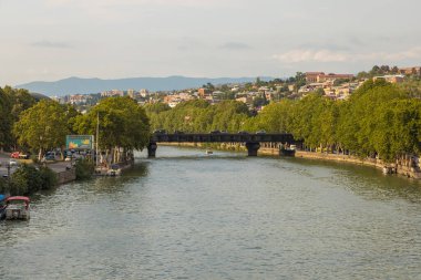 Gürcistan, Tiflis - 06 Eylül 2019: Gürcistan 'ın Eski Kenti' ndeki Kura Nehri 'nin (Mtkvari) manzarası. Tiflis Kafkas bölgesinin popüler bir turizm beldesidir..