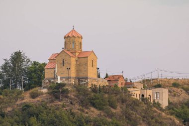 Tepedeki Tabor Şekil Değiştirme Manastırı manzarası. Tiflis, Gürcistan.