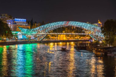 Tiflis, Gürcistan - 06 Eylül 2018: Kentin ünlü simgeleriyle gökyüzü. Kura Nehri üzerindeki köprü..