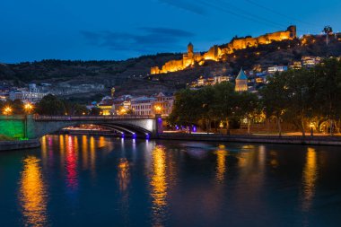 Tiflis, Gürcistan - 06 Eylül 2018: Kentin ünlü simgeleriyle gökyüzü. Kura Nehri üzerindeki köprü..