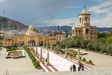 Tiflis, Gürcistan - 07 Eylül 2019: Tiflis 'in Kutsal Üçlü Katedrali, Sameba olarak bilinir. Gürcistan Ortodoks Kilisesi 'nin ana katedrali