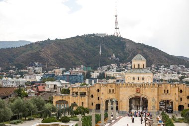 Tiflis, Gürcistan - 07 Eylül 2019: Tiflis 'in Kutsal Üçlü Katedrali, Sameba olarak bilinir. Gürcistan Ortodoks Kilisesi 'nin ana katedrali