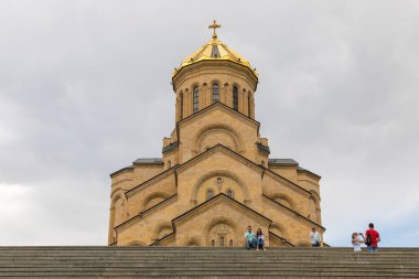 Tiflis, Gürcistan - 07 Eylül 2019: Tiflis 'in Kutsal Üçlü Katedrali, Sameba olarak bilinir. Gürcistan Ortodoks Kilisesi 'nin ana katedrali