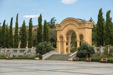 Tiflis, Gürcistan - 07 Eylül 2019: Tiflis 'in Kutsal Üçlü Katedrali, Sameba olarak bilinir. Gürcistan Ortodoks Kilisesi 'nin ana katedrali.