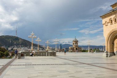 Tiflis, Gürcistan - 07 Eylül 2019: Tiflis 'in Kutsal Üçlü Katedrali, Sameba olarak bilinir. Gürcistan Ortodoks Kilisesi 'nin ana katedrali.
