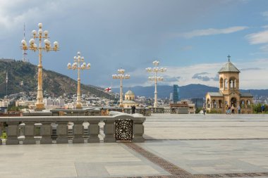 Tiflis, Gürcistan - 07 Eylül 2019: Tiflis 'in Kutsal Üçlü Katedrali, Sameba olarak bilinir. Gürcistan Ortodoks Kilisesi 'nin ana katedrali.