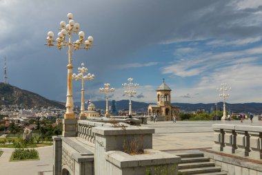 Tiflis, Gürcistan - 07 Eylül 2019: Tiflis 'in Kutsal Üçlü Katedrali, Sameba olarak bilinir. Gürcistan Ortodoks Kilisesi 'nin ana katedrali.