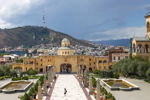 Tiflis, Gürcistan - 07 Eylül 2019: Tiflis 'in Kutsal Üçlü Katedrali, Sameba olarak bilinir. Gürcistan Ortodoks Kilisesi 'nin ana katedrali