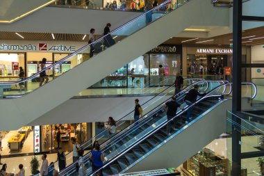 Tiflis, Gürcistan - 06 Eylül 2019: Galleria Tiflis, Liberty Square 'in Rustaveli Bulvarı' nın sonunda yer alan çok işlevli bir alışveriş merkezidir..