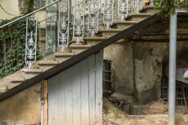 Eski Tiflis Kasabası 'nda geleneksel mimari. Eski apartman evleri. Başkent. Tiflis, Gürcistan.