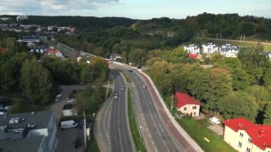 Kasabanın havadan görünüşü. Gün boyunca Gdansk üzerinde uçuş. sokak, arabalar ve binalar arka planda.