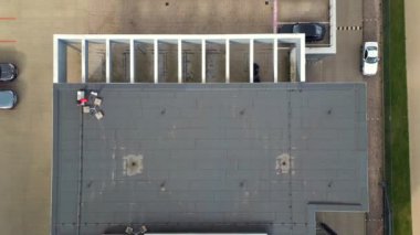 Binanın ve arabaların yukarıdan görünüşü. Gün boyunca otopark üzerinde uçuş.. 