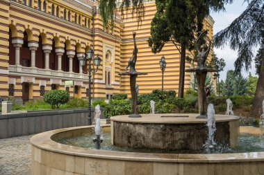 Tiflis, Gürcistan - 06 Eylül 2019: Tiflis, Gürcistan 'daki Opera ve Bale Tiyatrosu önündeki çeşmede balerin heykeli.