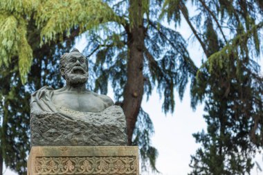 Tiflis, Gürcistan - 06 Eylül 2019: Gürcü kahraman anıtı. Eski şehrin merkezindeki parkta baskın..