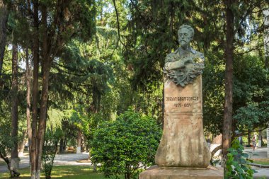 Tiflis, Gürcistan - 06 Eylül 2019: Monumet 'ten Egnate Ninoshvili' ye eski kasabanın merkezindeki parkta.