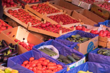 Tiflis, Gürcistan - 07 Eylül 2019: Sebze ve meyve sokak gıda pazarında tezgahın üzerinde. Başkentin merkezi..