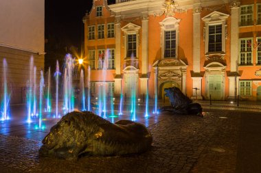 Gdansk, Polonya - 19 Ekim 2019: The Four Quarters Fountain. Gdansk 'taki Barok Kraliyet Şapeli. Güzellik aydınlatması.