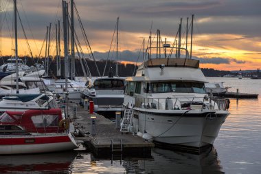 Oslo, Norveç - 07 Ocak 2020: Yat ve tekneler Oslo 'da limana demir attı. Norveç 'in başkenti. Güzel gün batımı.