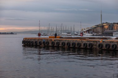 Oslo, Norveç - 07 Ocak 2020: Yat ve tekneler Oslo 'da limana demir attı. Norveç 'in başkenti. Güzel gün batımı.