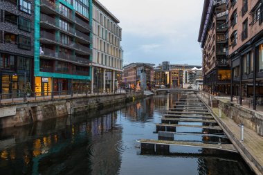 Oslo, Norveç - 07 Ocak 2020: Oslo 'daki Aker Brygge Şehir Merkezi, gün batımında. Başkentte modern bir yer.