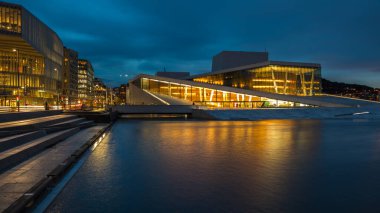 Norveç, Oslo - 07 Ocak 2020: Ulusal Oslo Opera Binası 'nın bir tarafında. Bahar mevsiminde başkentin sembolü. Güzellik aydınlatması.