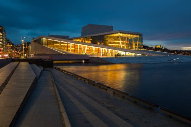 Norveç, Oslo - 07 Ocak 2020: Ulusal Oslo Opera Binası 'nın bir tarafında. Bahar mevsiminde başkentin sembolü. Güzellik aydınlatması.