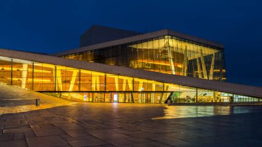 Norveç, Oslo - 07 Ocak 2020: Ulusal Oslo Opera Binası 'nın bir tarafında. Bahar mevsiminde başkentin sembolü. Güzellik aydınlatması.