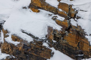 Kış günü karlı bir manzara. Dağ nehri kanyonu. Abisko Ulusal Parkı, Laponya, İsveç.