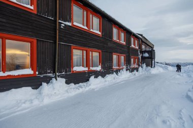 Bjorkliden tatil köyündeki otel manzarası, kış mevsimi. Laponya, İsveç.