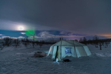 Aurora Borealis, Kuzey Işıkları Abisko Ulusal Parkı 'nda. Karlı açıklıkta ışıklı çadır. Laponya, İsveç.